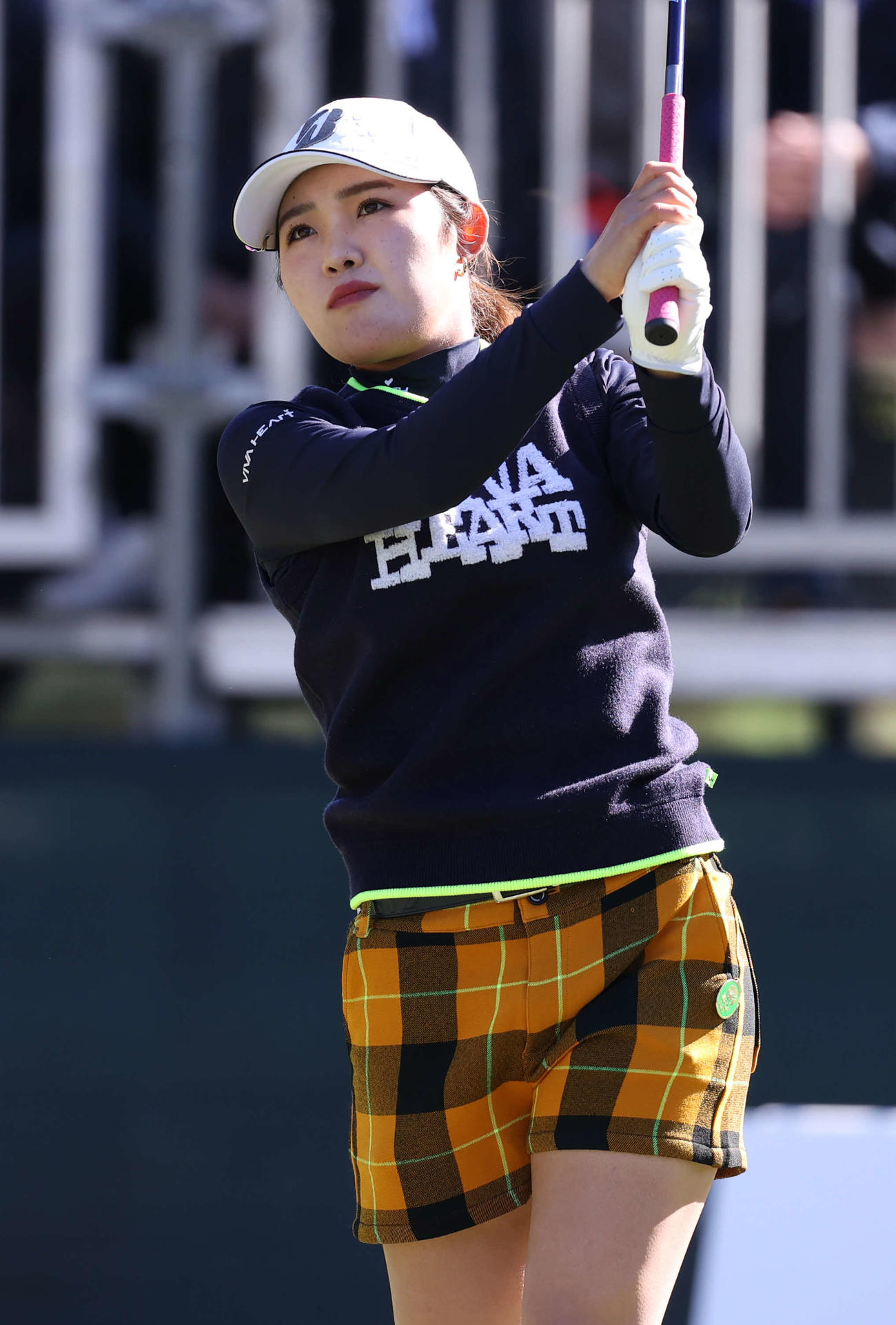 1番、ティーショットを放つ古江（撮影・河野匠）