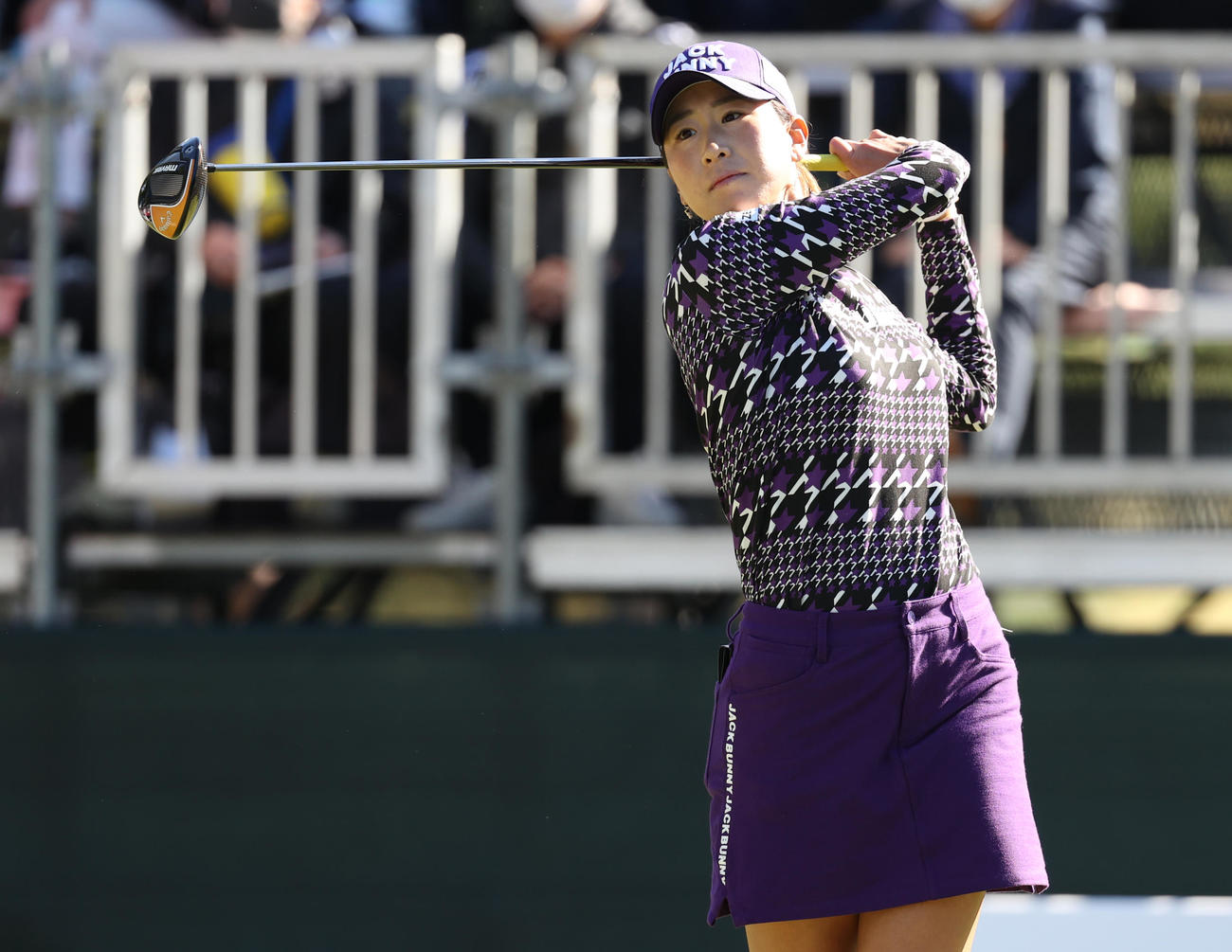 1番、ティーショットを放つ木戸（撮影・河野匠）