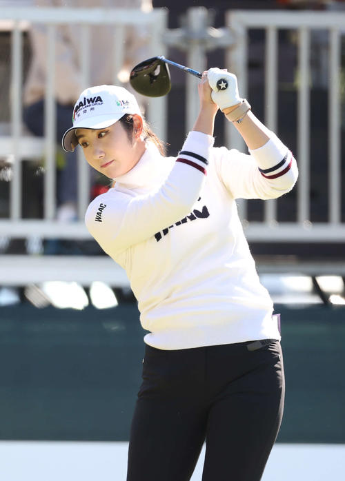 1番、素振りをするペ・ソンウ（撮影・河野匠）