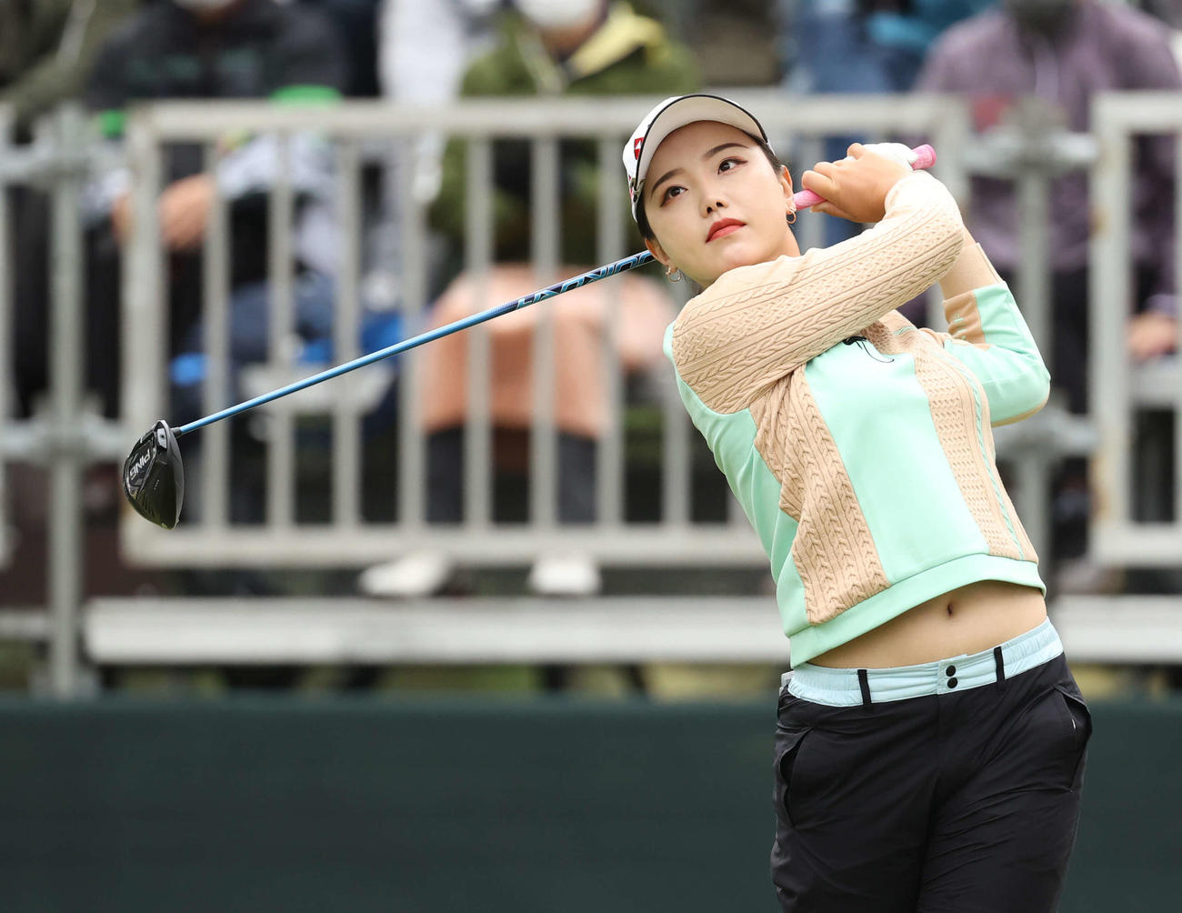 1番、ティーショットを放つセキ・ユウティン（撮影・河野匠）