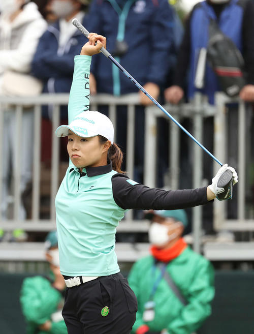 1番、ストレッチする永峰（撮影・河野匠）