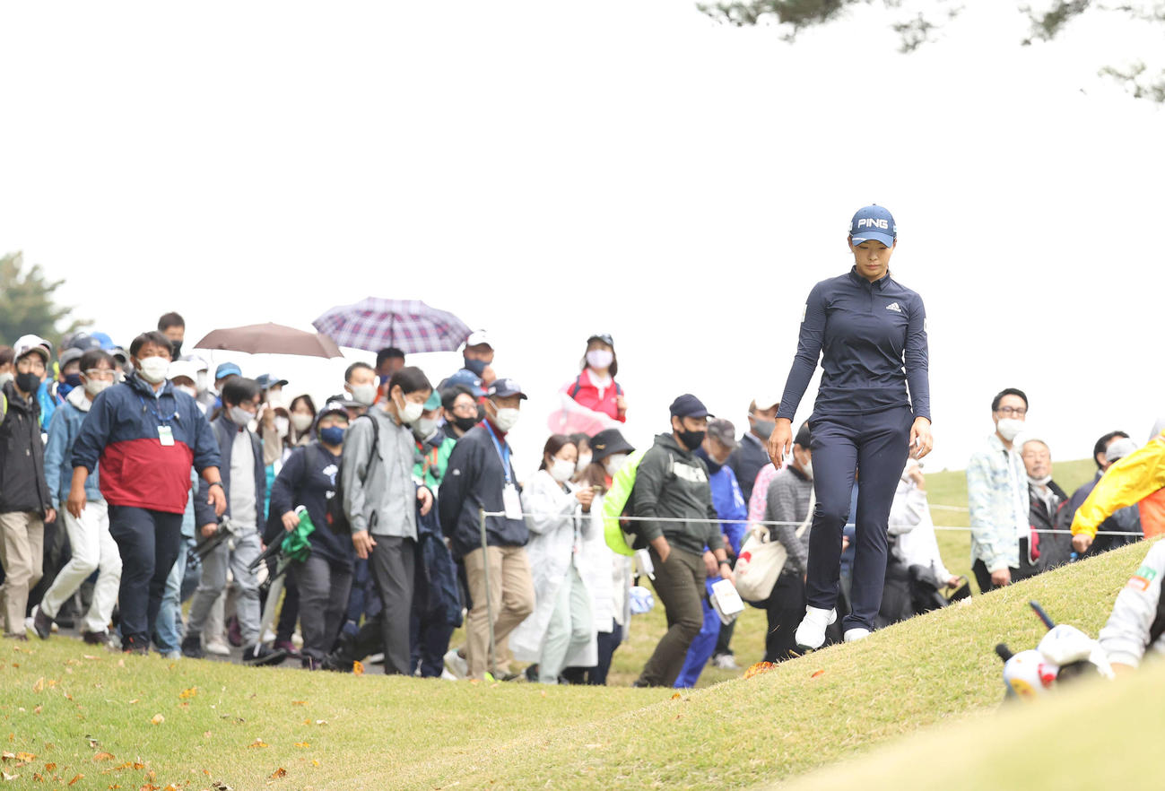 多くのギャラリーを引き連れて5番ティーに向かう渋野（撮影・河野匠）