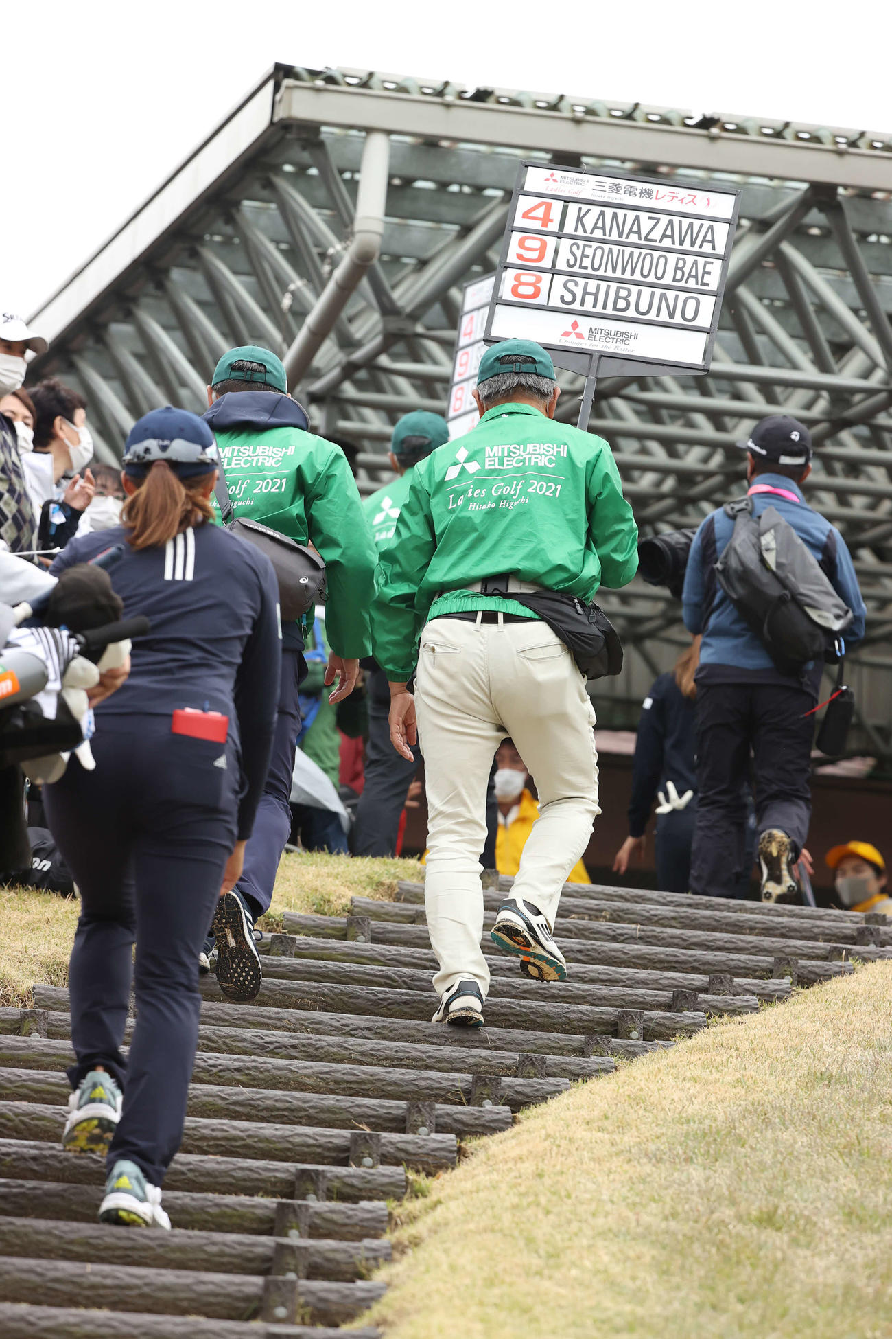 8アンダー単独2位でバックナインに向かう渋野（撮影・河野匠）