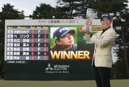 優勝した渋野は優勝トロフィーを手に笑顔を見せる(撮影・河野匠)