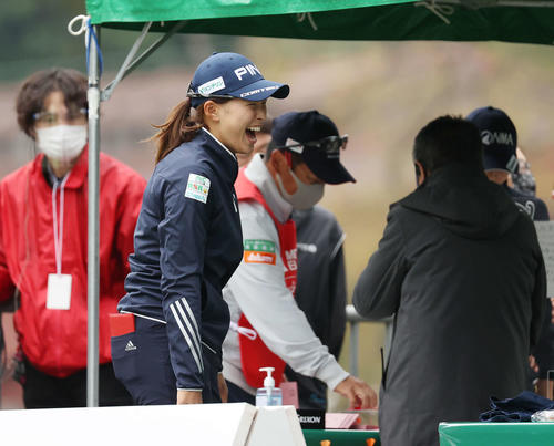 1番、スタート前に笑顔を見せる渋野(撮影・河野匠)