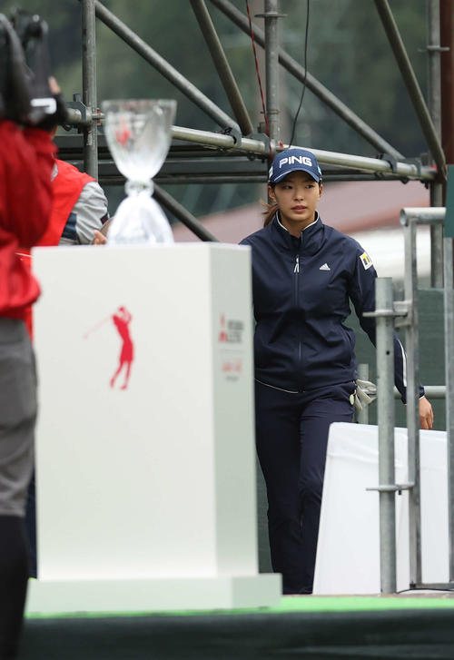 1番、ティーグラウンドに向かう渋野。手前は優勝杯(撮影・河野匠)