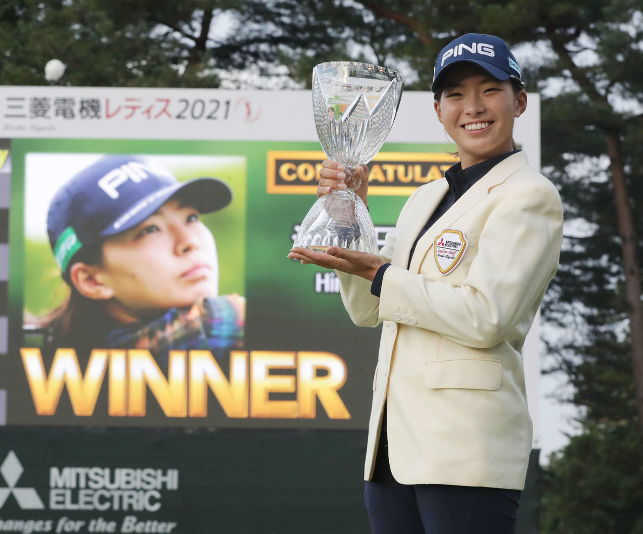 優勝した渋野は優勝トロフィーを手に笑顔を見せる（撮影・河野匠）