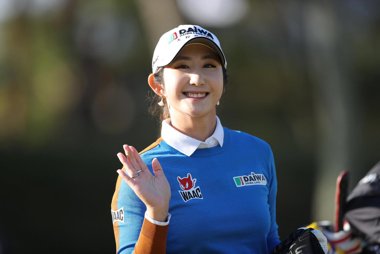 1番、ティーショットを放ち笑顔で第2打へ向かうペ・ソンウ（撮影・前田充）