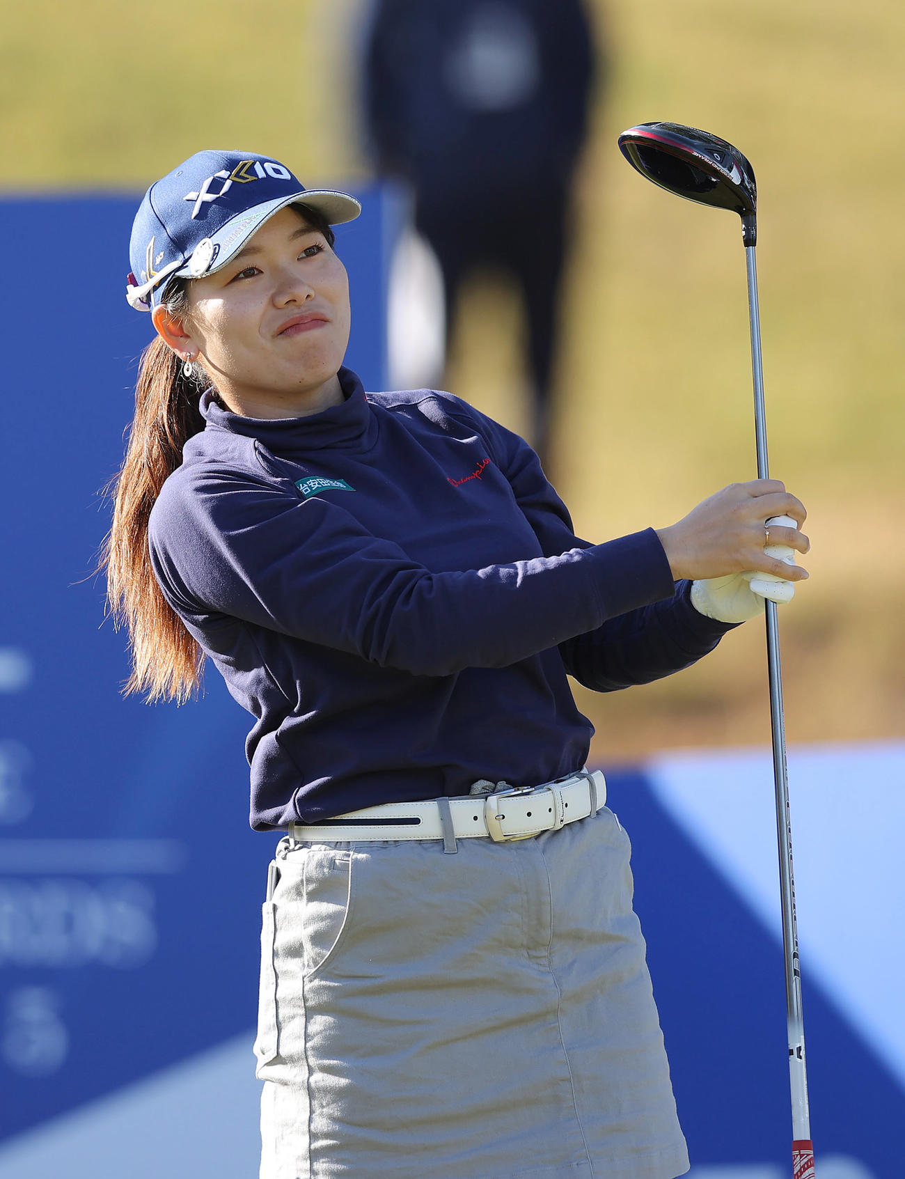 1番、ティーショットを放ち打球を見つめる勝（撮影・前田充）