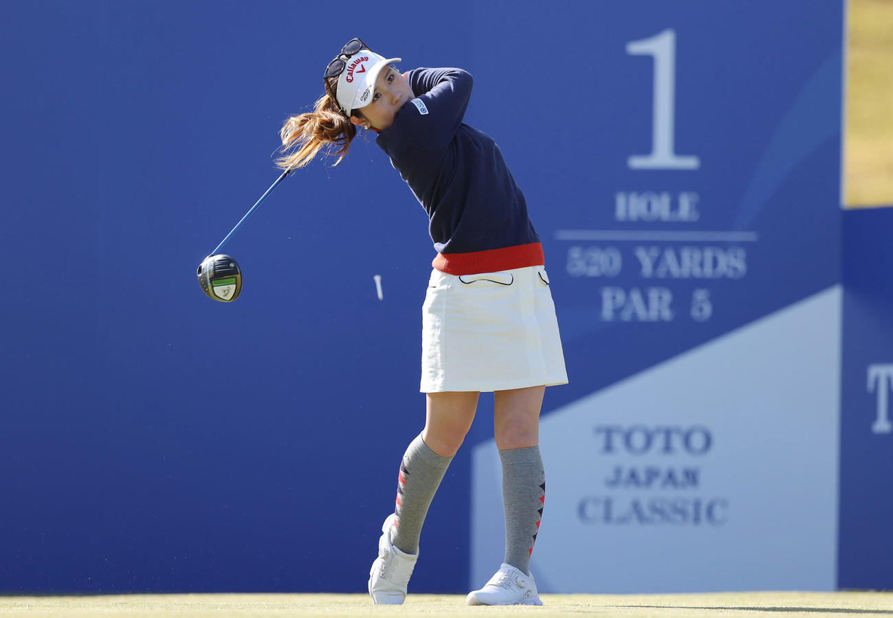 1番、ティーショットを放つ西村（撮影・前田充）
