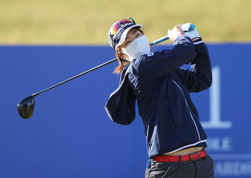1番、ティーショットを放つ穴井（撮影・前田充）