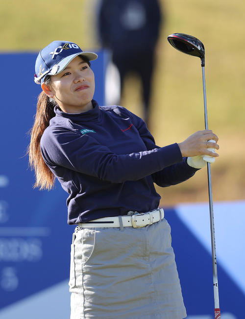 1番、ティーショットを放ち打球を見つめる勝（撮影・前田充）