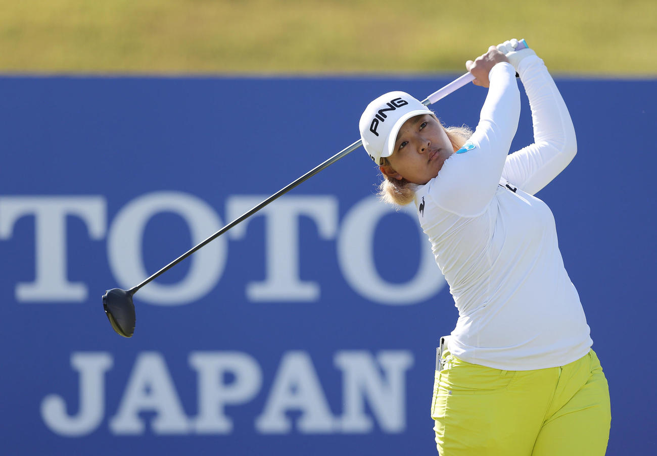 1番、ティーショットを放つ鈴木（撮影・前田充）