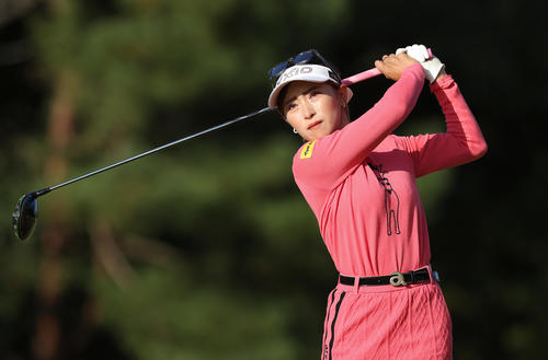 2番、ティーショットを放つ臼井（撮影・前田充）