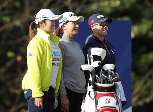 2番、ティーショットを前に並んで背を比べる、左から稲見、渋野、笹生（撮影・前田充）