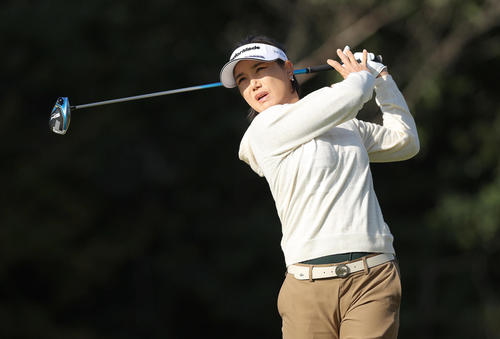 2番、ティーショットを放つ全美貞（撮影・前田充）