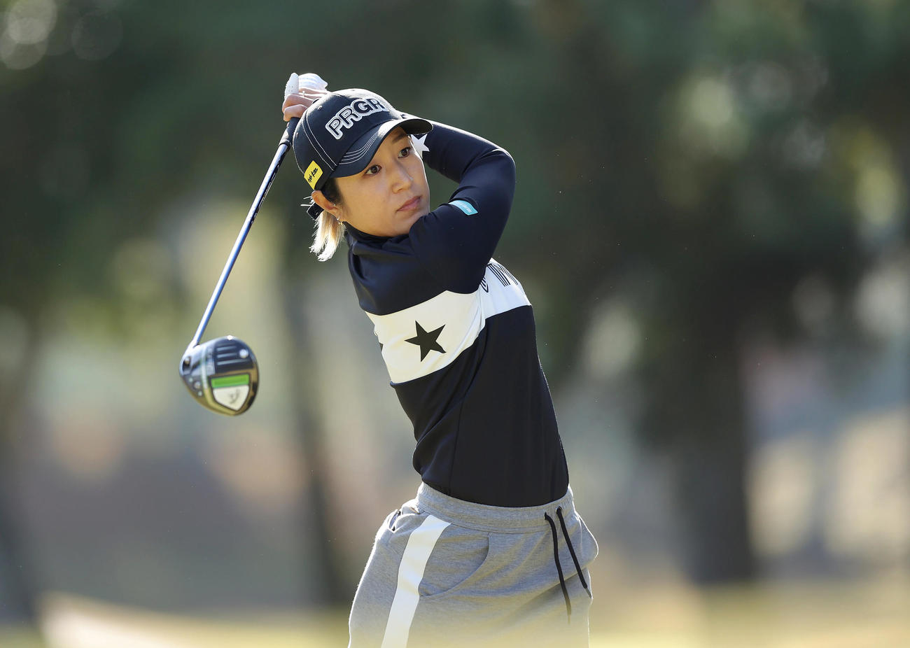 4番、ティーショットを放つ藤本（撮影・前田充）
