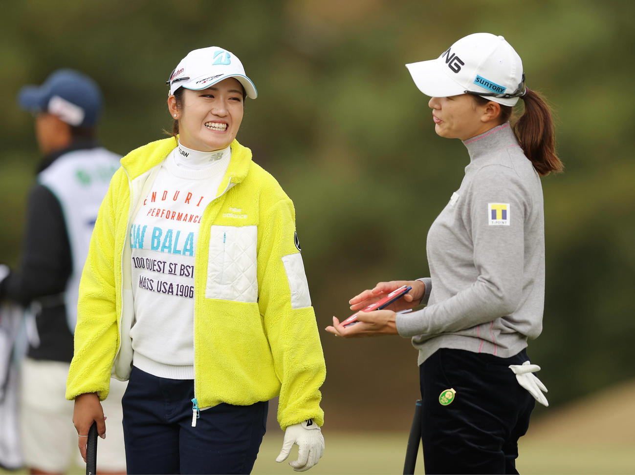 4番、ティーショットを前に渋野（右）と談笑する稲見（撮影・前田充）