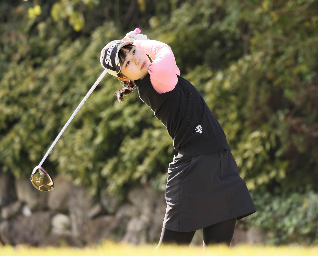女子ゴルフ最終プロテストの1番でティーショットを放つ尾関（代表撮影）