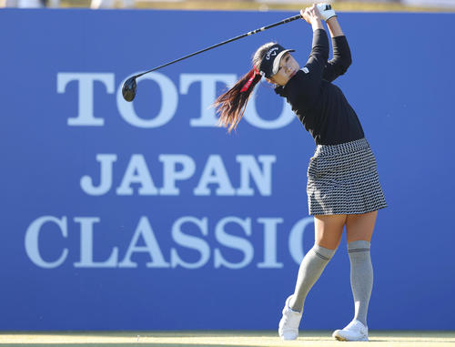 1番、ティーショットを放つ河本（撮影・前田充）