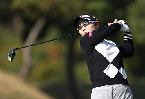 5番、ティーショットを放つ藤田（撮影・前田充）