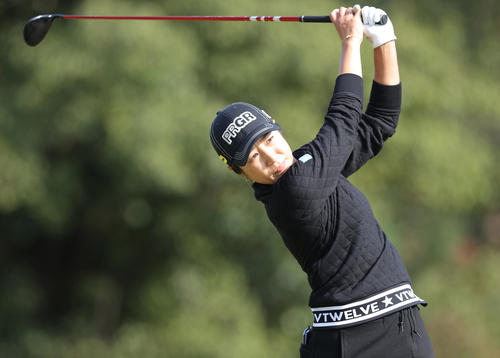 6番、ティーショットを放つ藤本（撮影・前田充）
