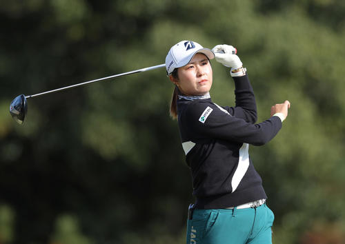 6番、ティーショットを放つ大里（撮影・前田充）