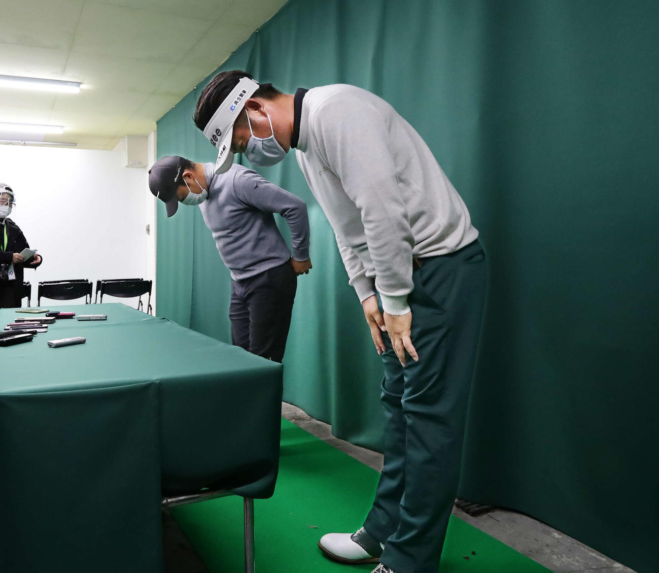 石川遼問題の取材対応を終えて頭を下げる時松選手会長（左）と池田副会長（撮影・丹羽敏通）