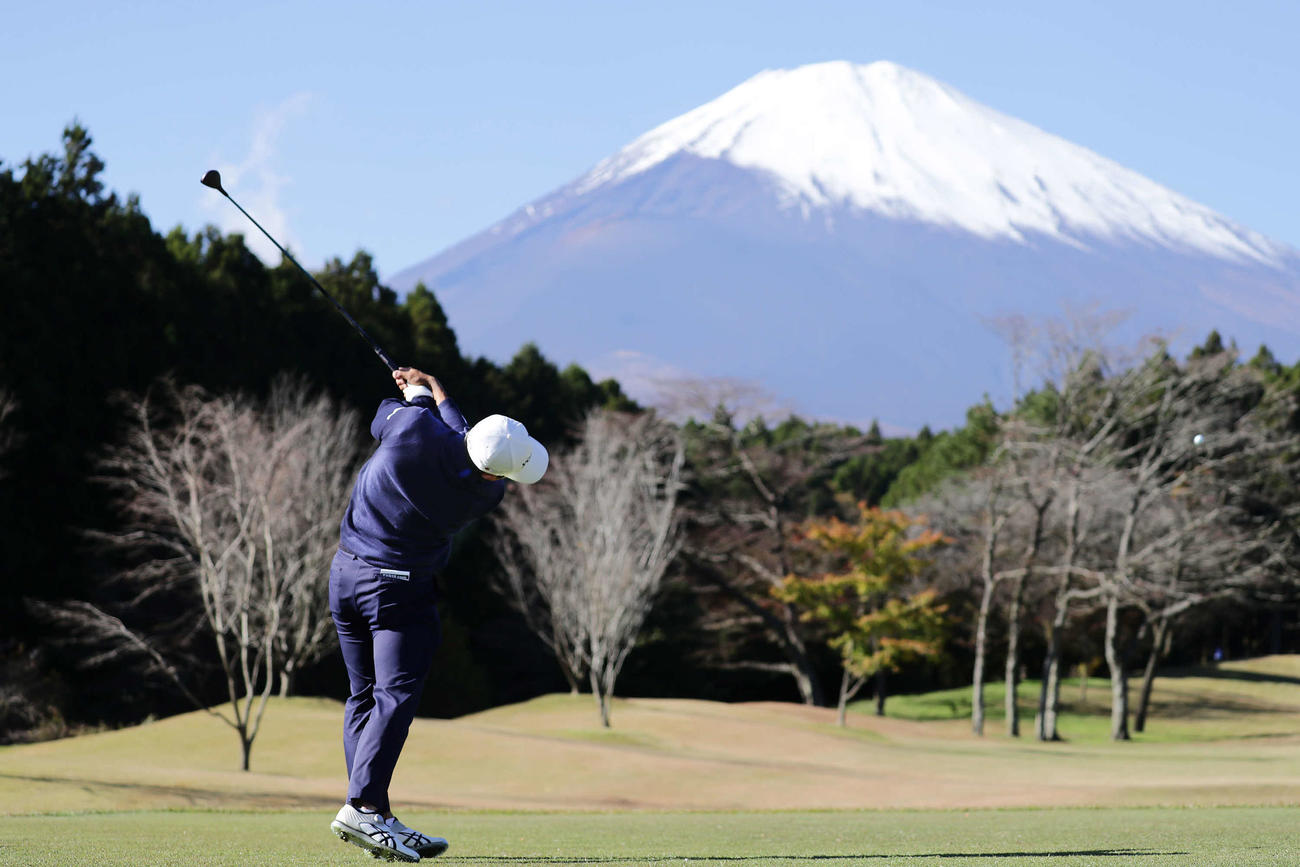 5番、富士山に向かってティーショットを放つ金谷（撮影・丹羽敏通）
