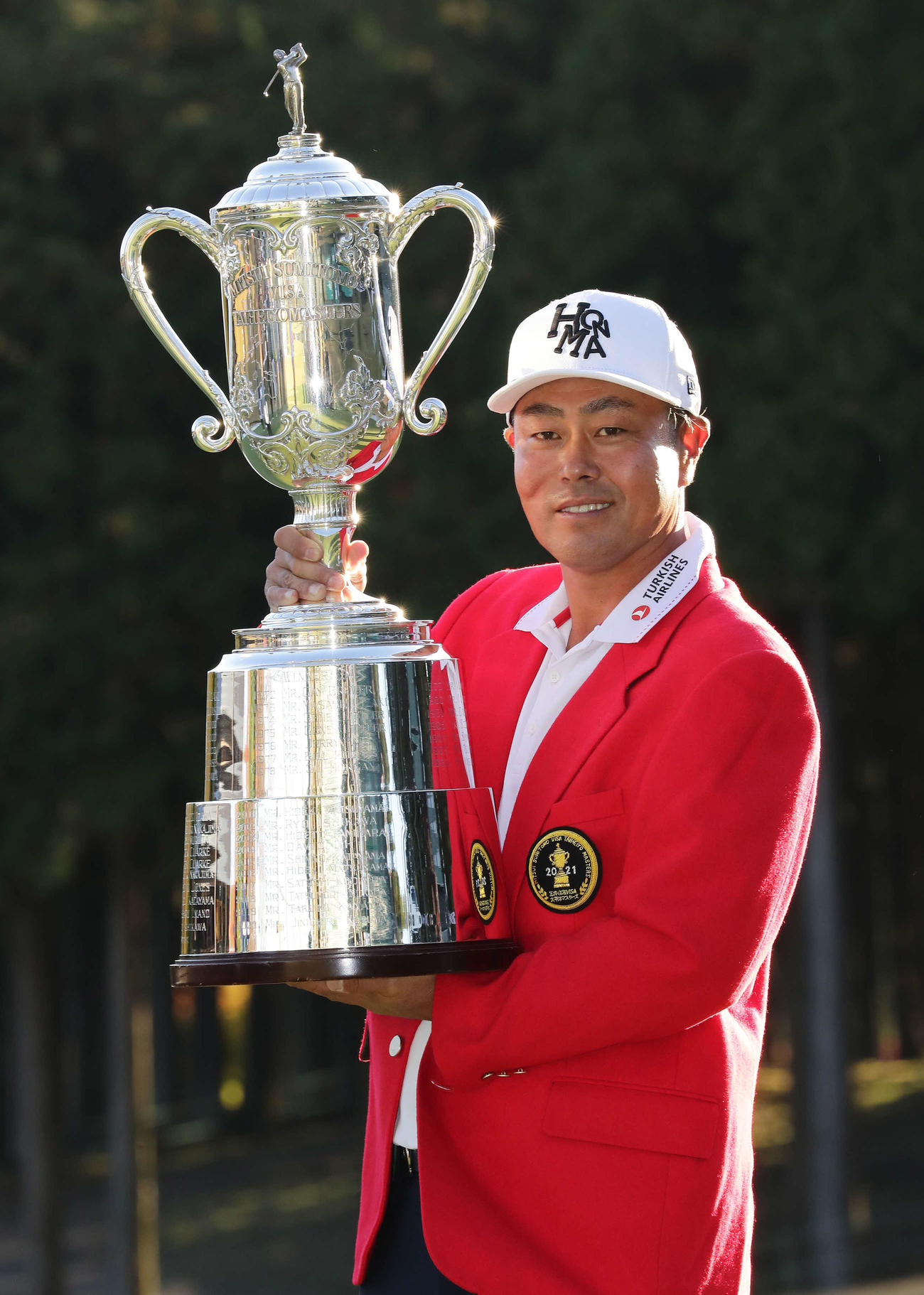 三井住友VISA太平洋マスターズ最終日　5年ぶりツアー通算15勝目を挙げ優勝トロフィーを掲げる谷原（撮影・丹羽敏通）