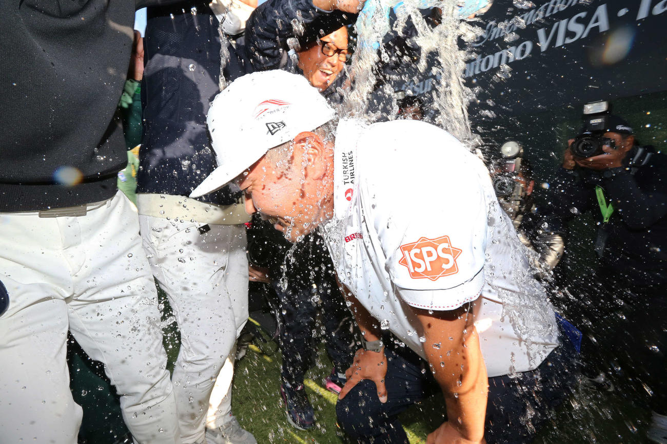 5年ぶりツアー通算15勝目を挙げ仲間からウォーターシャワーの祝福を受ける谷原（撮影・丹羽敏通）