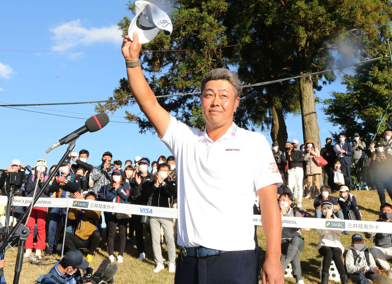 優勝インタビューを終えてギャラリーに応える谷原（撮影・丹羽敏通）
