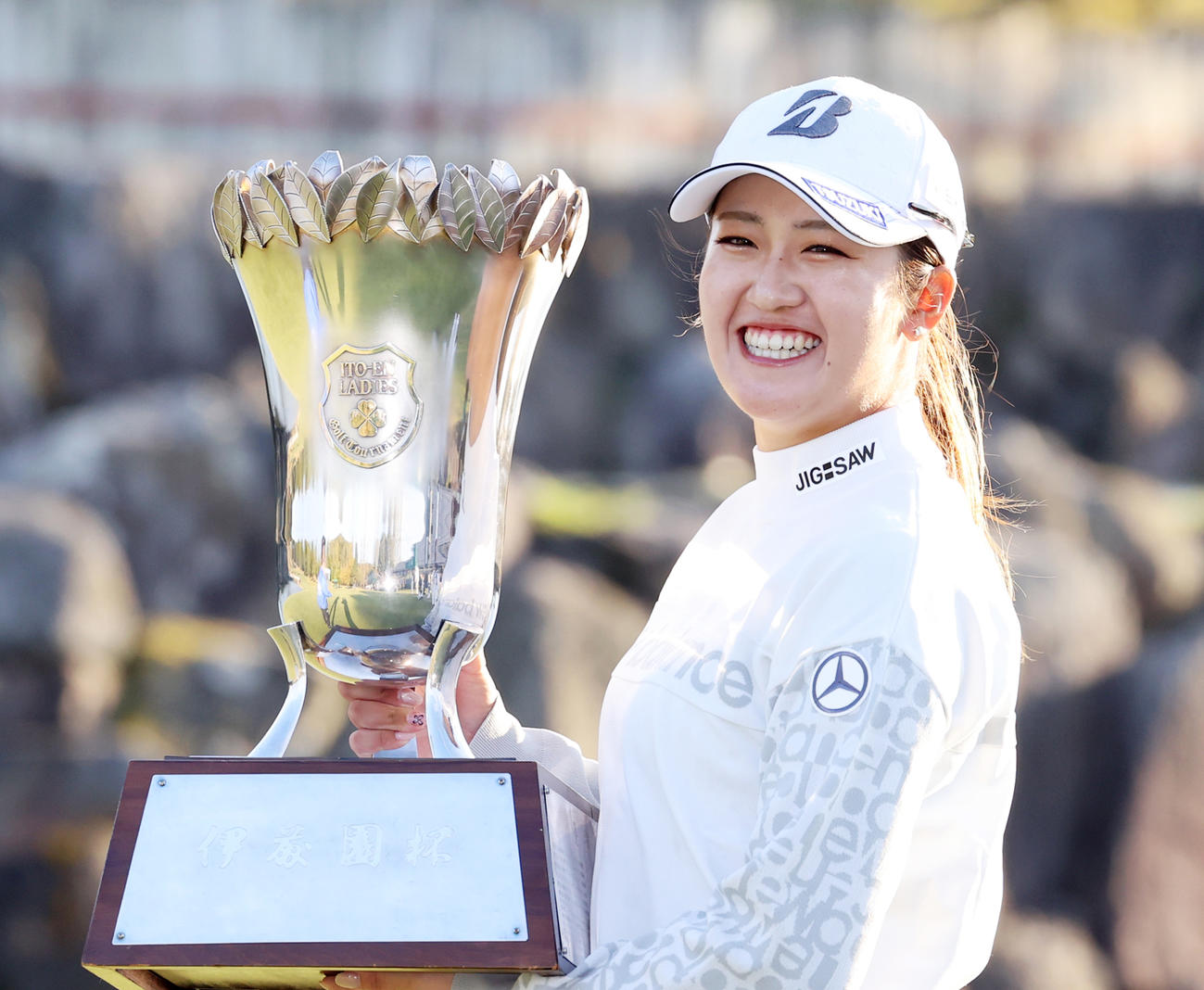 14日の伊藤園レディースを制し、通算10勝目を挙げた稲見萌寧は、優勝杯を手に豪快な笑顔を見せる