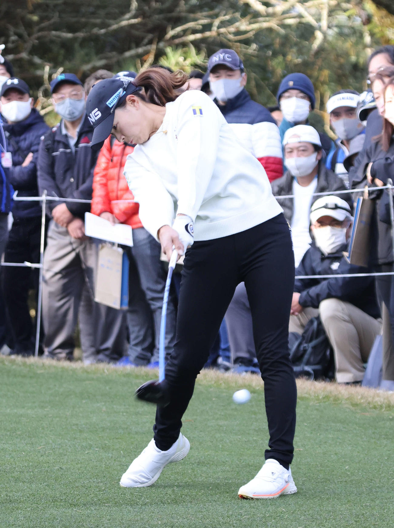 10番、第1打を打つ渋野（撮影・加藤孝規）