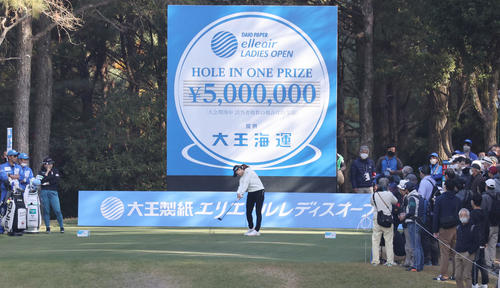 16番、第1打を打つ渋野（撮影・加藤孝規）