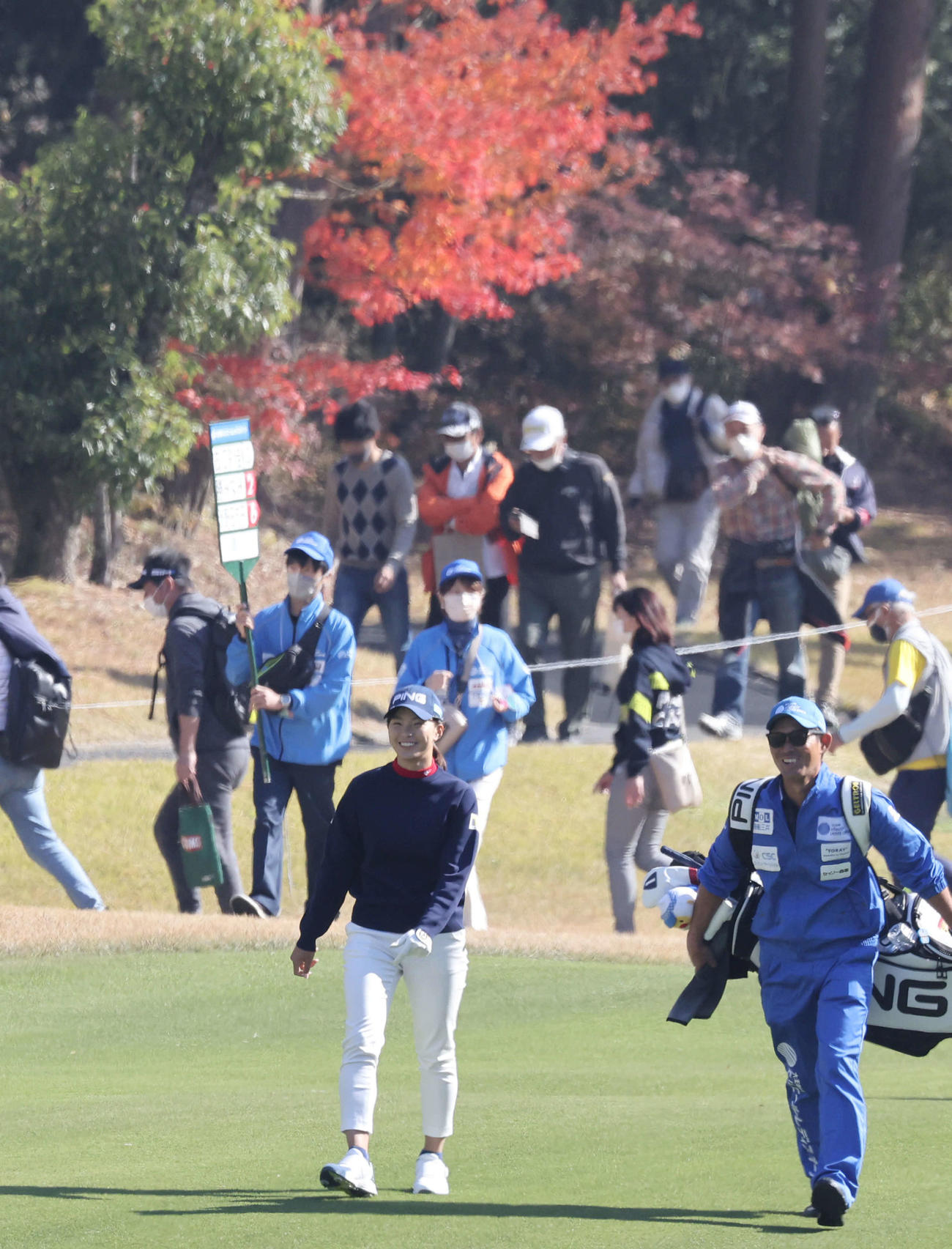 9番、2打目に向かう渋野（撮影・加藤孝規）