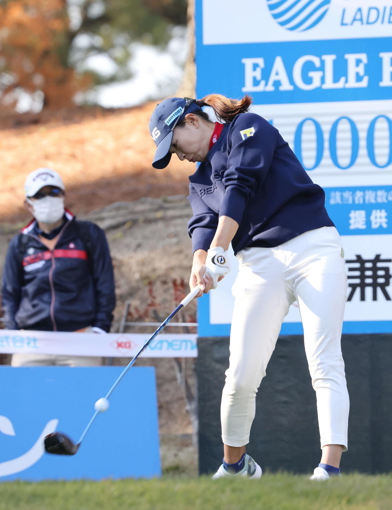 エリエールレディスオープン　第2日　17H、第1打を打つ渋野（撮影・加藤孝規）
