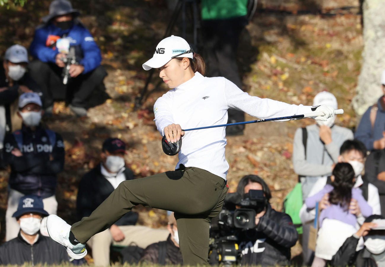 1番、ストレッチする渋野（撮影・加藤孝規）