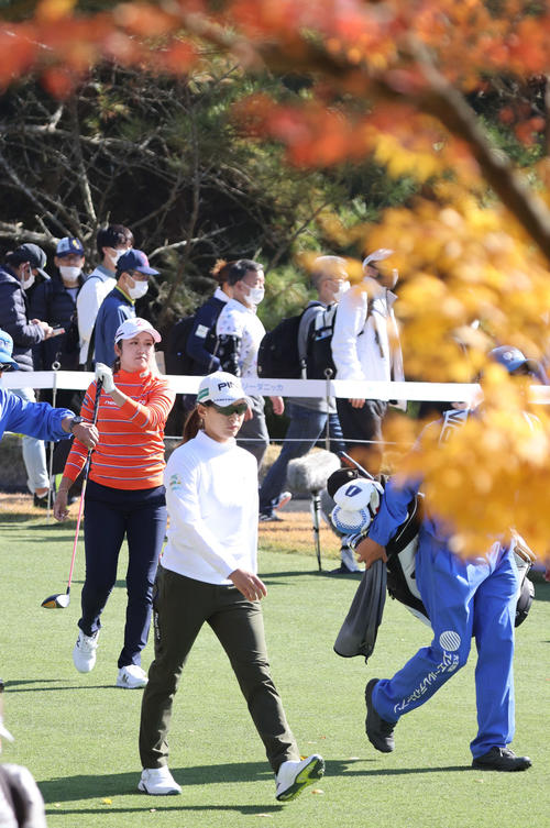 18番、2打目に向かう渋野。左は稲見（撮影・加藤孝規）