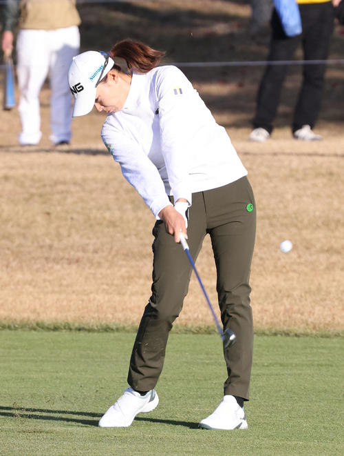 1番、2打目を打つ渋野（撮影・加藤孝規）