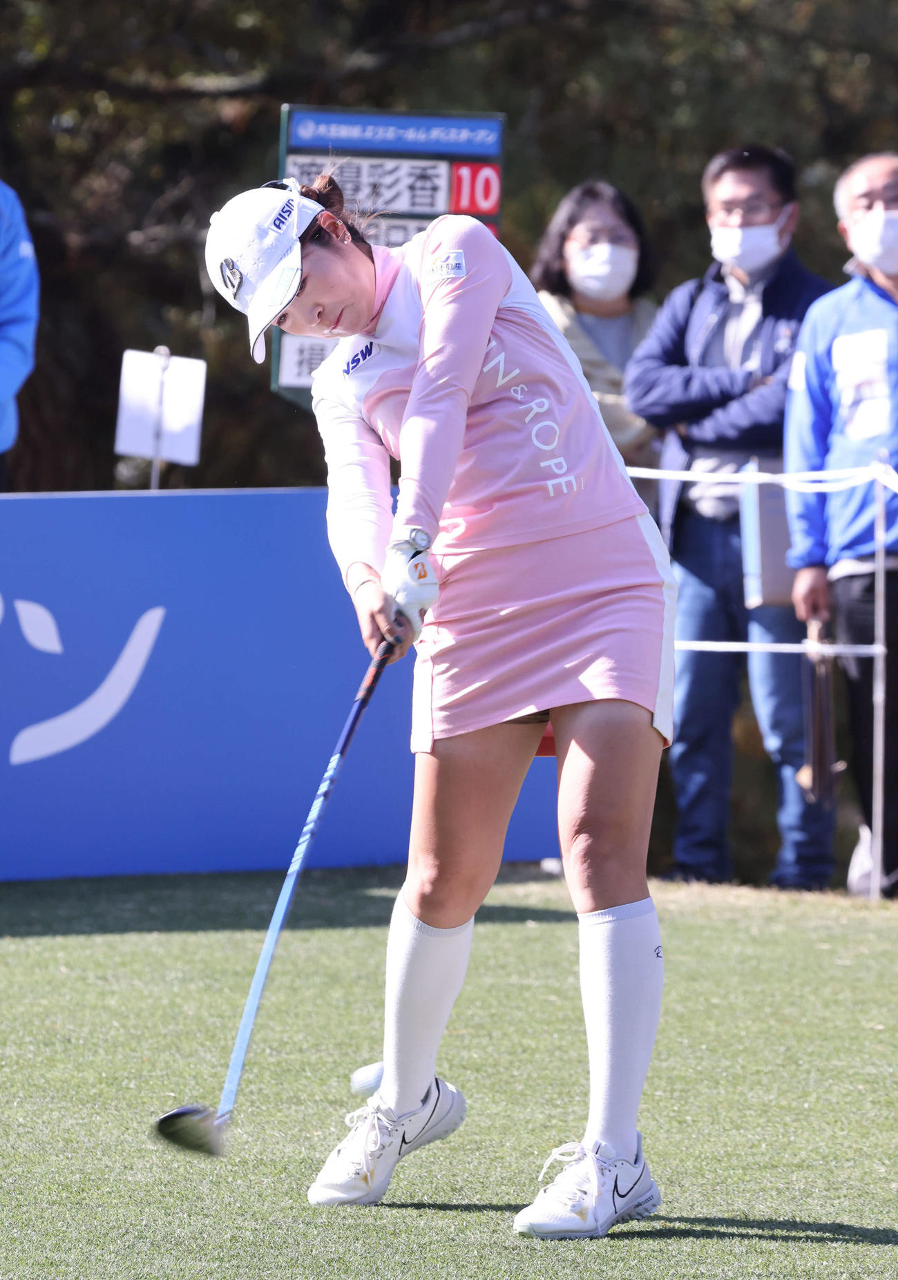 エリエールレディースオープン　第3日　10番、第1打を打つ三ヶ島（撮影・加藤孝規）