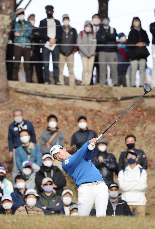 1番、第1打を打つ渋野（撮影・加藤孝規）