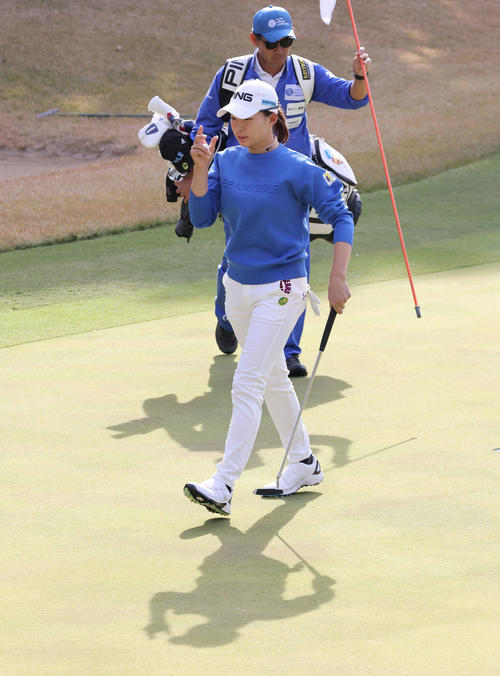 8番、グリーン上の渋野（撮影・加藤孝規）