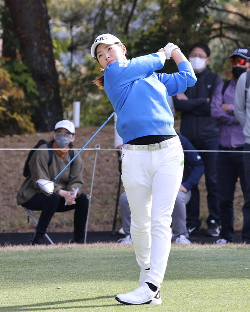 9番、第1打を打つ渋野（撮影・加藤孝規）