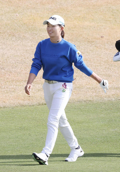 9番、笑顔で3打目に向かう渋野（撮影・加藤孝規）