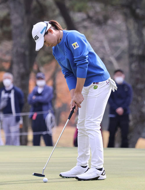 18番、パッティングする渋野（撮影・加藤孝規）