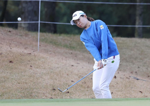 1番、3打目を打つ渋野（撮影・加藤孝規）