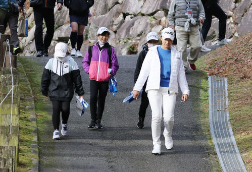 子どものファンと2番に向かう渋野（撮影・加藤孝規）