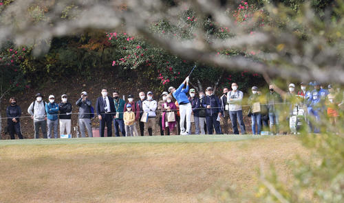 8番、第1打を打つ渋野（撮影・加藤孝規）