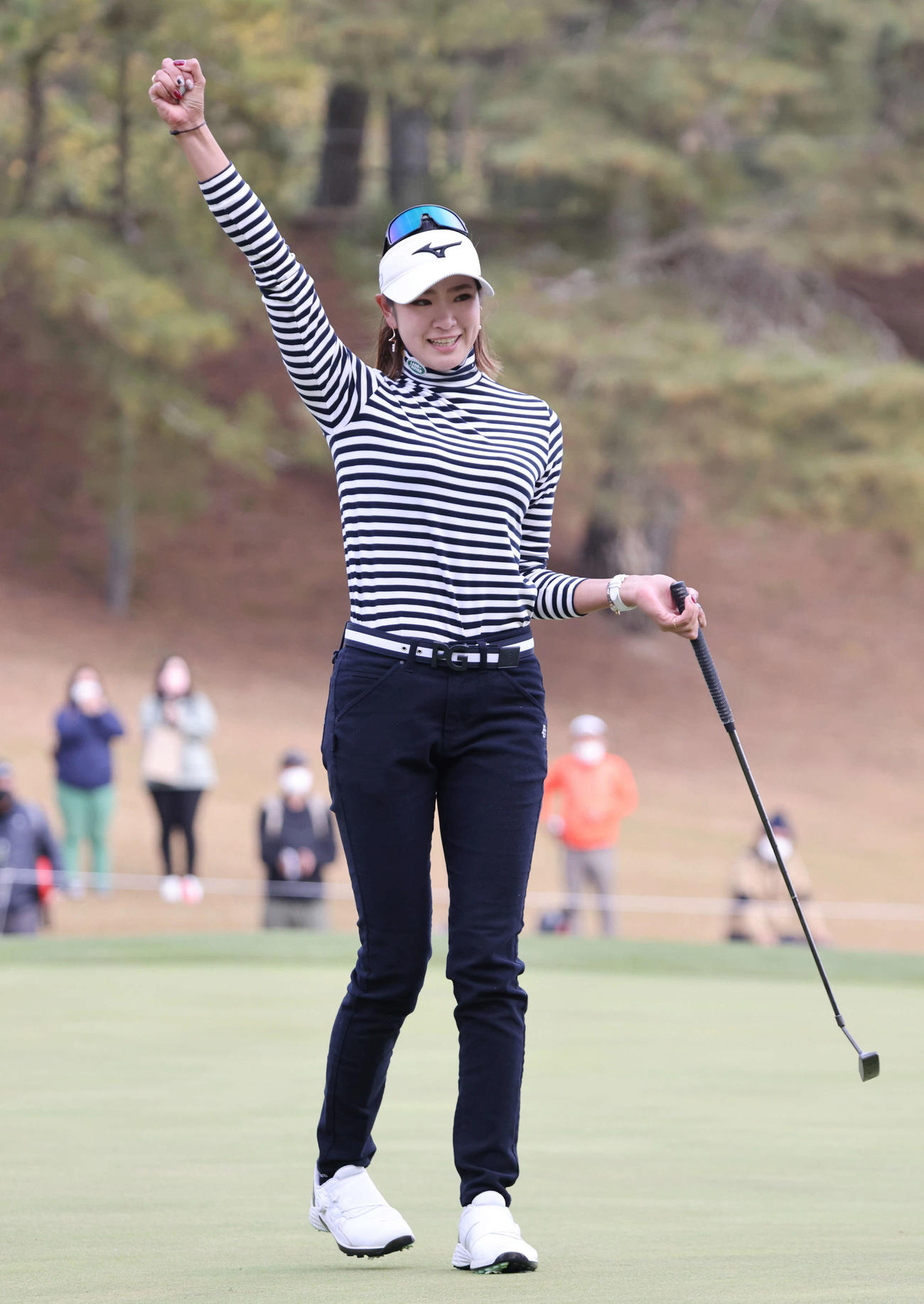 優勝を決め、ガッツポーズをする原（撮影・加藤孝規）